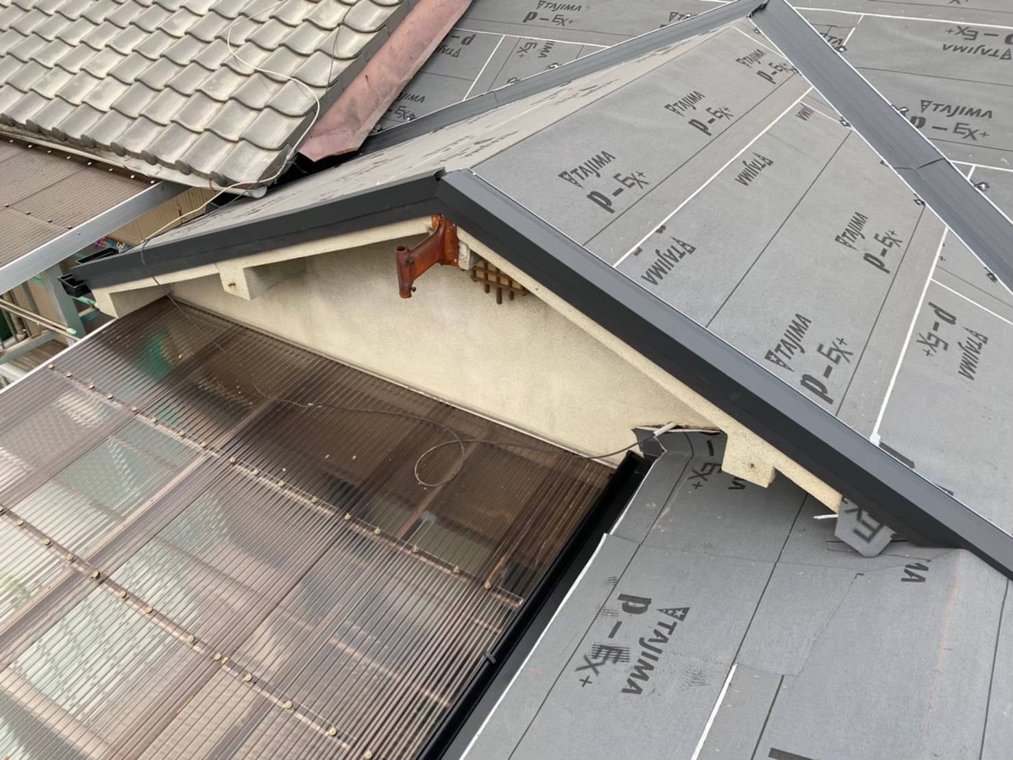 防水紙設置後ケラバ板金設置